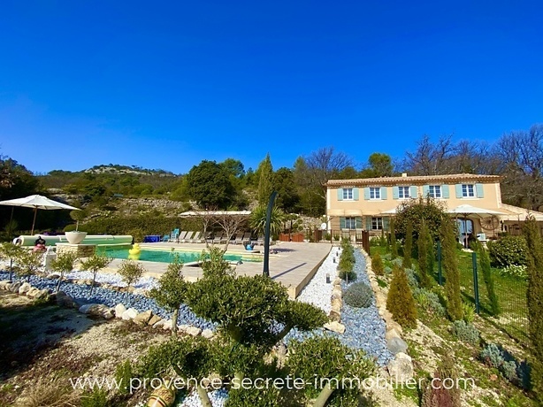 Bastide near Gordes, with heated and secure swimming pool, quiet for 10 people